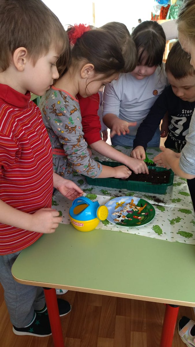 В СП "Светлячок" ребята дружно сажают огород