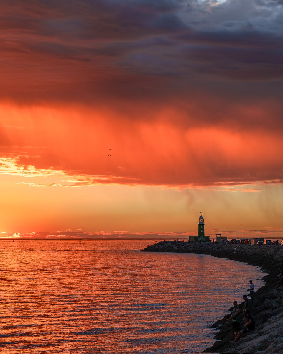 Sunsets in @WestAustralia never disappoint. This was captured one week ago in Freo! 🔥🔥

#wanderoutyonder #thisiswa #holidayherethisyear #seeaustralia 
@Australia