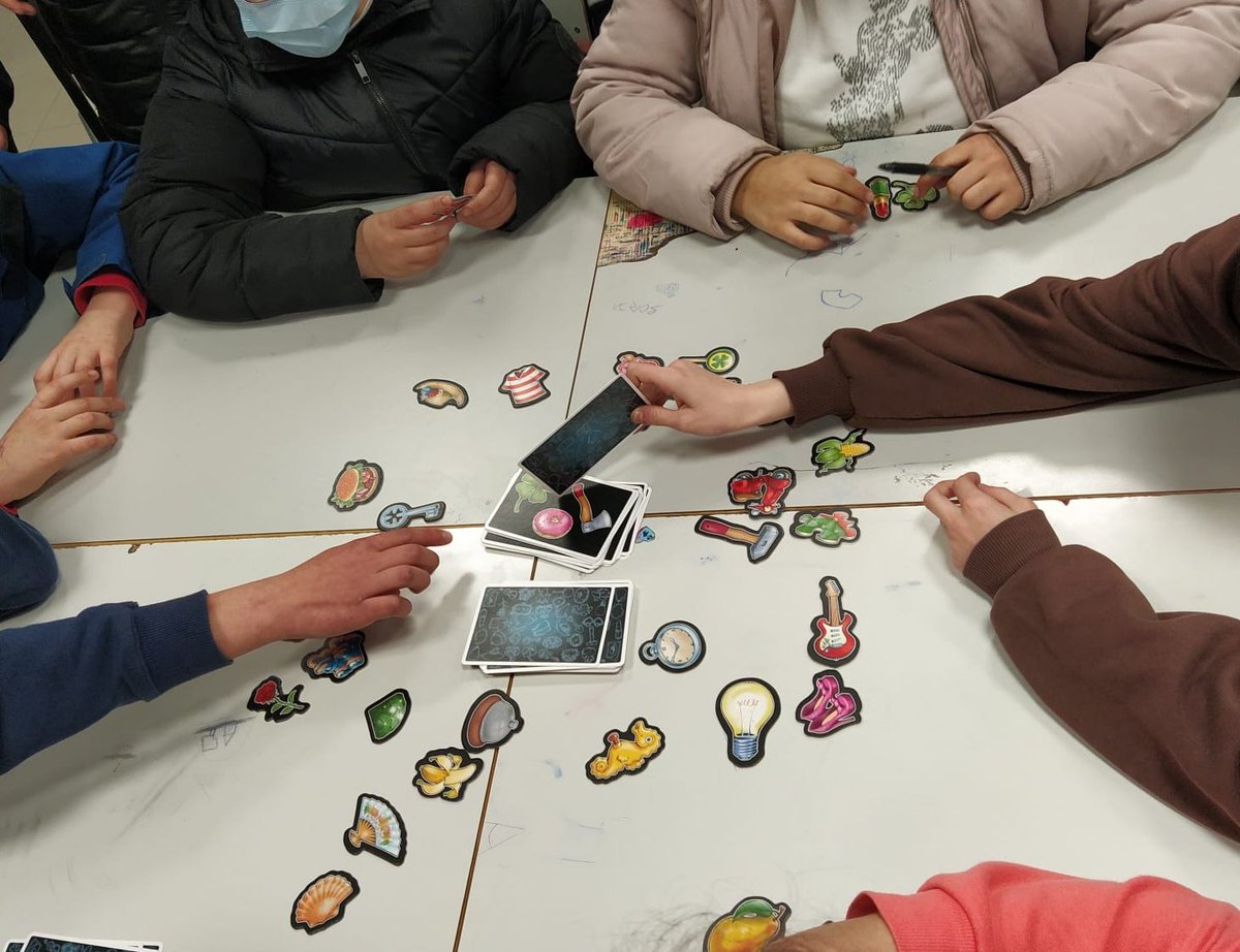RedesCoop's tweet photo. A través de nuestro programa #Crearse, hemos estado en el @ies_ayala impartiendo un taller a alumnos/as de primero y segundo de ESO organizado por el @AmpaAyala. Los alumnos/as pudieron descubrir como a través de algunos juegos de mesa estimulamos nuestras #funcionesejecutivas. https://t.co/lXOc3uU0rP