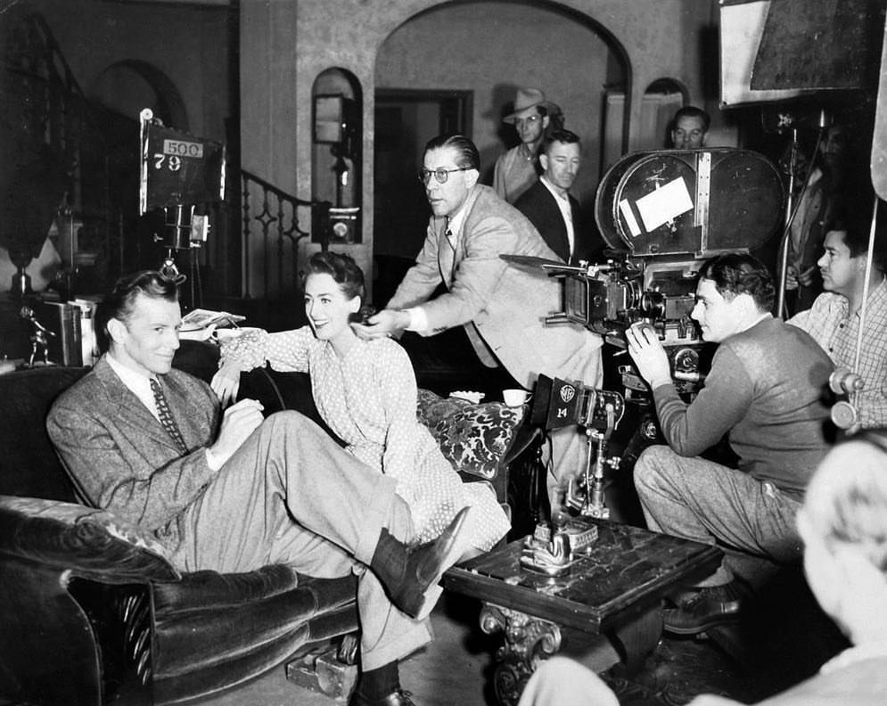 KrysLuvClassics's tweet photo. On the set of Mildred Pierce. 1945.
#JoanCrawford #BruceBennett #BehindTheScenes https://t.co/f7ZhCOwNb0