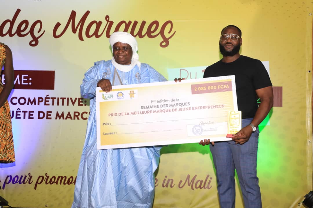 RoboticsDiakite's tweet image. Diakité Robotics remporte le Prix de la meilleure marque de jeune entrepreneur à la toute 1ère édition de la Semaine de la Marque!

Un gros merci au jury et surtout, à toute notre équipe!

#DiakiteRobotics #semainemarques #cemapi #Mali