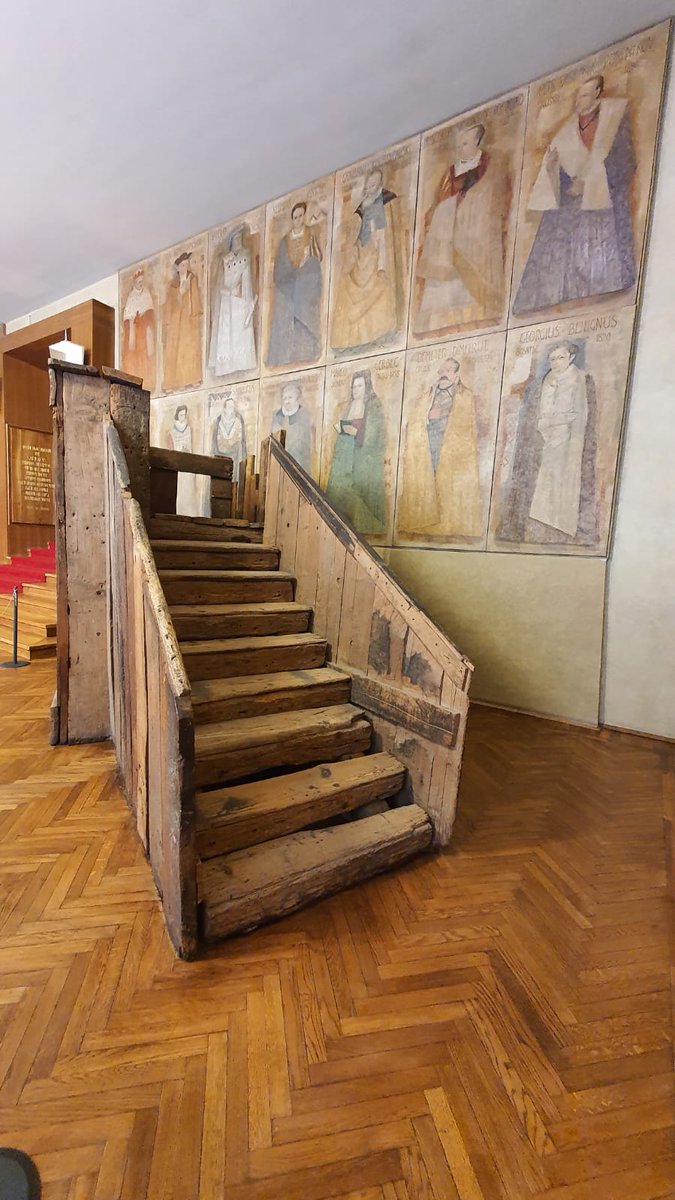 Mybus_Italy's tweet photo. 大学本部であるボー宮殿 Palazzo Bo、ここにはガリレオ・ガリレイが使った教壇があるんですよ👆
ガリレオは1592年から1610年の18年間、ここで数学と物理の教鞭をとっていました。

1222年に創立されたパドヴァ大学、今年なんと🎊800年周年を迎えます！

＃loveイタリア #旅行 ＃likeitaly https://t.co/Hve6dqtbbT