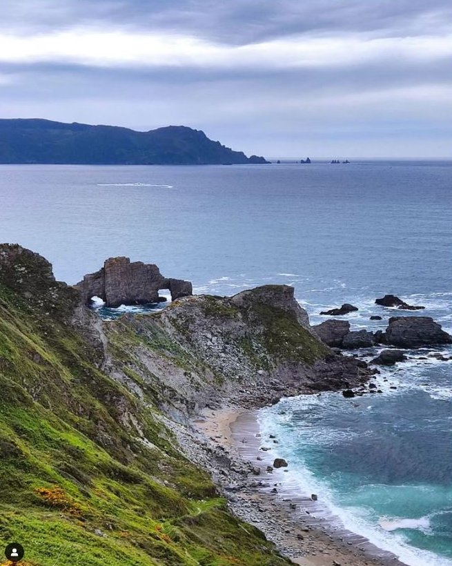 Pena Furada, na #costa de #Loiba co #CaboOrtegal e os #TresAguillóns ao fondo. 
Descúbrea percorrendo o #CamiñoNatural da #RutadoCantábrico #caminosnaturales 
#Ortigueira #ACoruña #Galicia #acantilados #senderismo #naturaleza #paisaje #Espana #Spain #turismorural #hiking #viajar