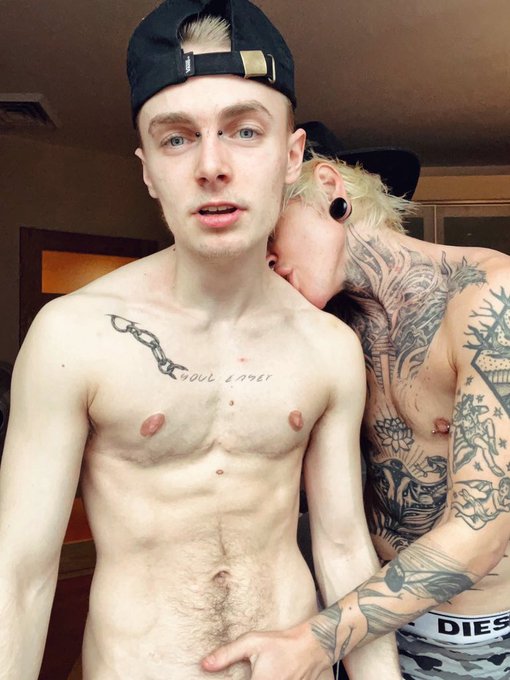 2 pic. Met a hot guy in montreal @NovaNyle ❄️?? https://t.co/axNw3QK552