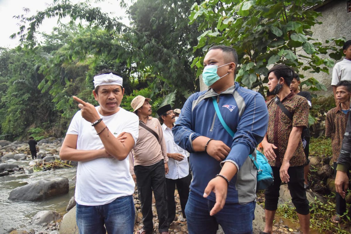DediMulyadi71's tweet photo. Memperjuangkan petani Desa Salem, Kec Pondoksalam, Kab Purwakarta, yang kesulitan/kekeringan air untuk olah lahan sawah, karena sumber airnya dari sungai Ciherang dibendung oleh perusahaan pembangkit listrik. https://t.co/Z6uOp3zTov