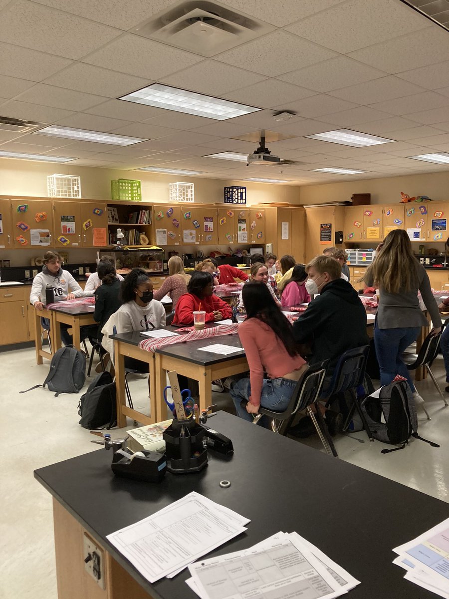 srawheattabbhs's tweet photo. I looooove observing my colleagues!! They are ALWAYS inspirational! Students in AP Environmental Science engage in speed dating as different bio fuels! @GinaSpeight @TabbHSTigers @RiceThatRuns #totaltabb https://t.co/4EK3WUt6VC
