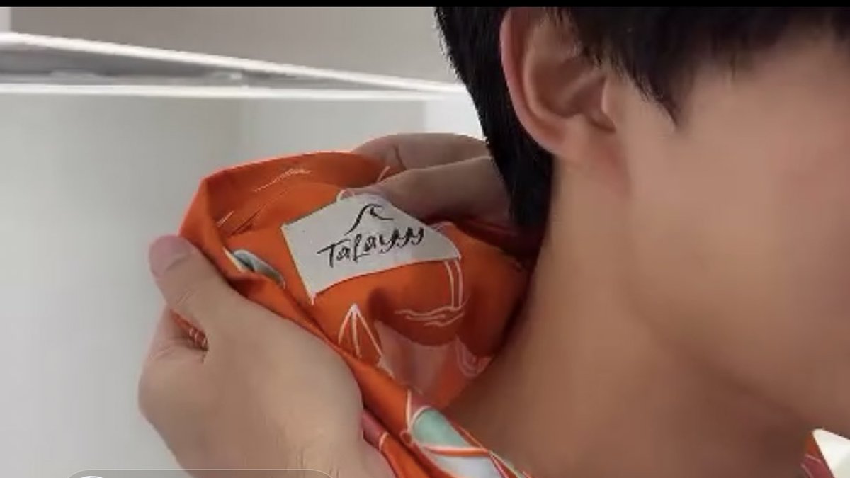 AfternoonZeeNew's tweet photo. เป็นการเปิดเสื้อแบรนด์ได้เขินมาก !  #RoomsTourXZeeNuNew https://t.co/owqr0Tvs9X