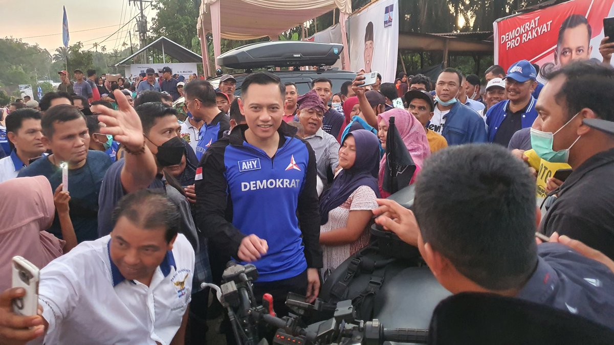 alimuhsuharli's tweet photo. Mas @AgusYudhoyono disambut bak Presiden diranah Minang. Teriakan AHY mengelegar seantero lokasi penyerahan bantuan gempa di Pasaman Barat. https://t.co/GvBr07TMQ4 #AHYPeduliSumbar Overlanding Siaga Bencana