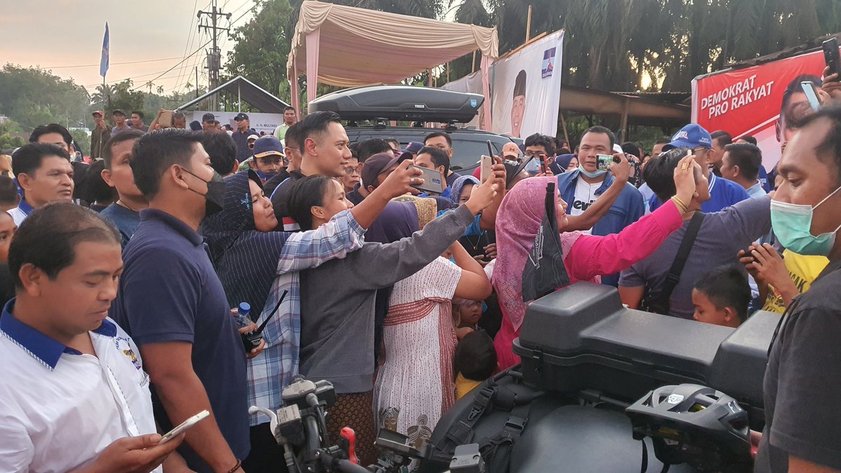 alimuhsuharli's tweet photo. Mas @AgusYudhoyono disambut bak Presiden diranah Minang. Teriakan AHY mengelegar seantero lokasi penyerahan bantuan gempa di Pasaman Barat. https://t.co/GvBr07TMQ4 #AHYPeduliSumbar Overlanding Siaga Bencana