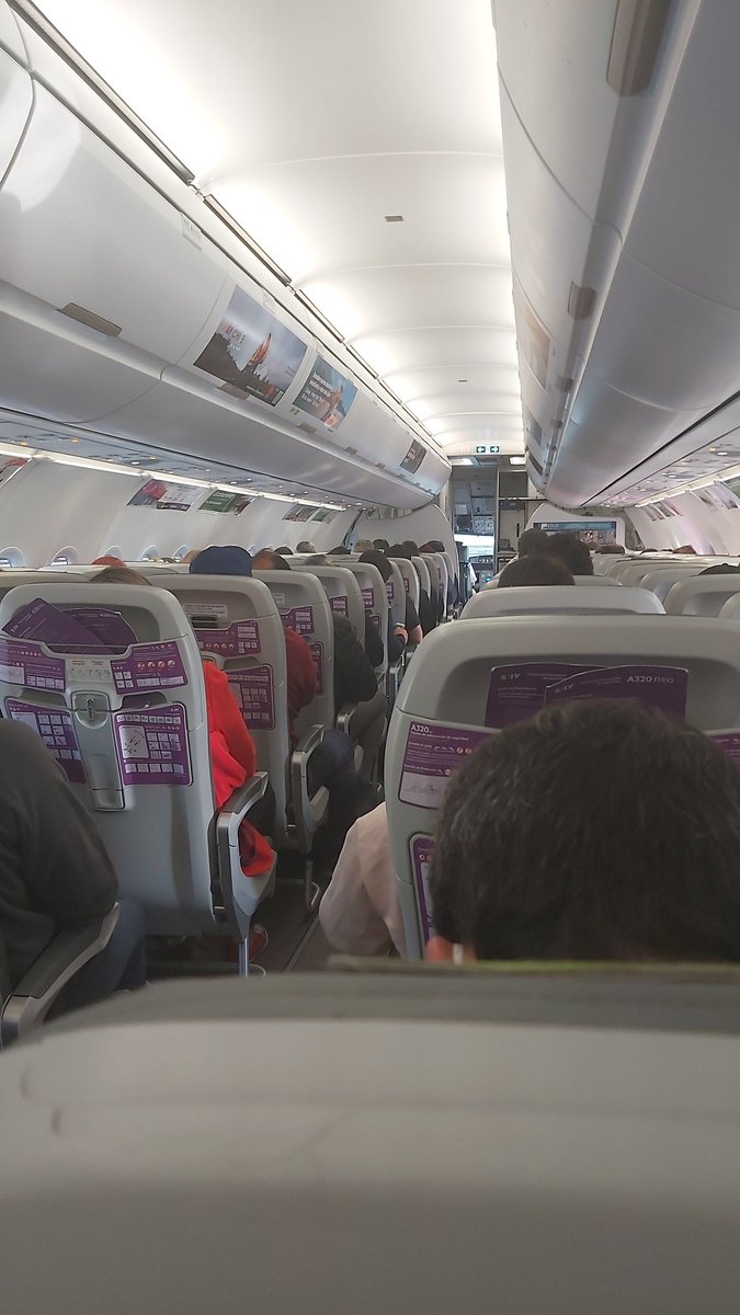 Vuelo Sky 220 Lunes 21 Marzo Santiago Copiapo, falta un Piloto por problema de salud. <a href="/SKYAirline_CL/">SKY</a> Vuelo no despega de santiago, todos arriba del.avion. Mal Mal #malservicio #skyairline #scl #sincompensacion Todos arriba del avión embarcados y después avisan ! <a href="/SKYAirline_CL/">SKY</a>