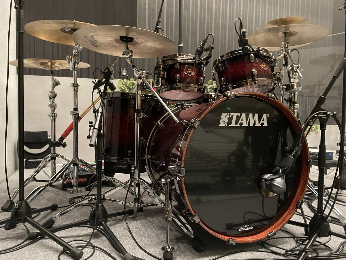 kojimasa's tweet photo. ヨルシカ LIVE TOUR 2022「月光 再演」
名古屋2日目、名古屋国際会議場センチュリーホール

名古屋公演も終わっちゃいました。
終わりなんか来なきゃいいのにってエモくなりながらツイートしております。

今日もありがとうございました😭

東京公演が楽しみ！

#ヨルシカ_月光再演 https://t.co/B41lnOMVzO