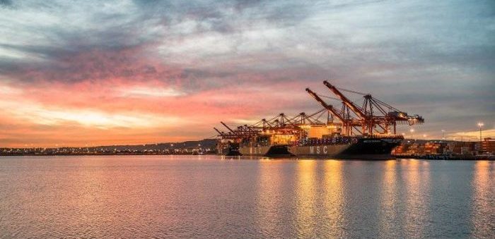 safety4sea's tweet photo. The ports of Long Beach and Los Angeles on April 1, 2022 will begin collecting a rate of $10 per TEU on loaded import and export cargo containers hauled by drayage trucks as they enter or leave container terminals.

#BestPractises

👉Find out more in: https://t.co/dDmOFIi2DF https://t.co/RL8Ej5Y7uY