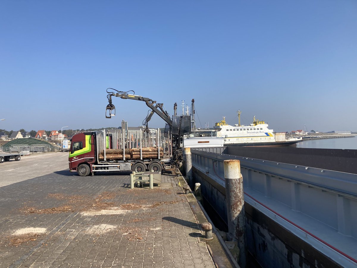 #Terschelling . Deel van het Terschellinger dennenbos wordt in een schip afgevoerd. Vroeger werd het gebruikt voor de mijnen, waarschijnlijk worden nu pellets voor de houtkachel van gemaakt.
Bespaart aan aardgas