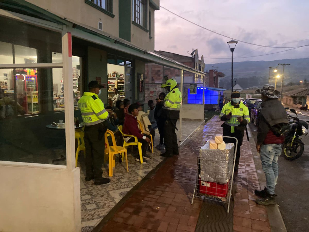 PoliciaMTunja's tweet photo. Durante la madrugada de hoy en el municipio de #Motavita acompañamos el cierre de los establecimientos de venta y consumo de bebidas embriagantes, desde la #METUN agradecemos el buen comportamiento por parte de la ciudadanía. #EsUnHonorSerPolicía https://t.co/pb9vwsVQUB