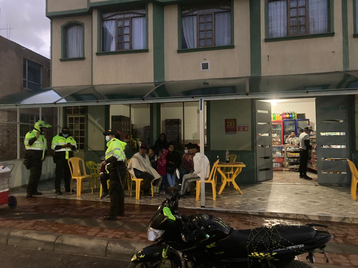 PoliciaMTunja's tweet photo. Durante la madrugada de hoy en el municipio de #Motavita acompañamos el cierre de los establecimientos de venta y consumo de bebidas embriagantes, desde la #METUN agradecemos el buen comportamiento por parte de la ciudadanía. #EsUnHonorSerPolicía https://t.co/pb9vwsVQUB