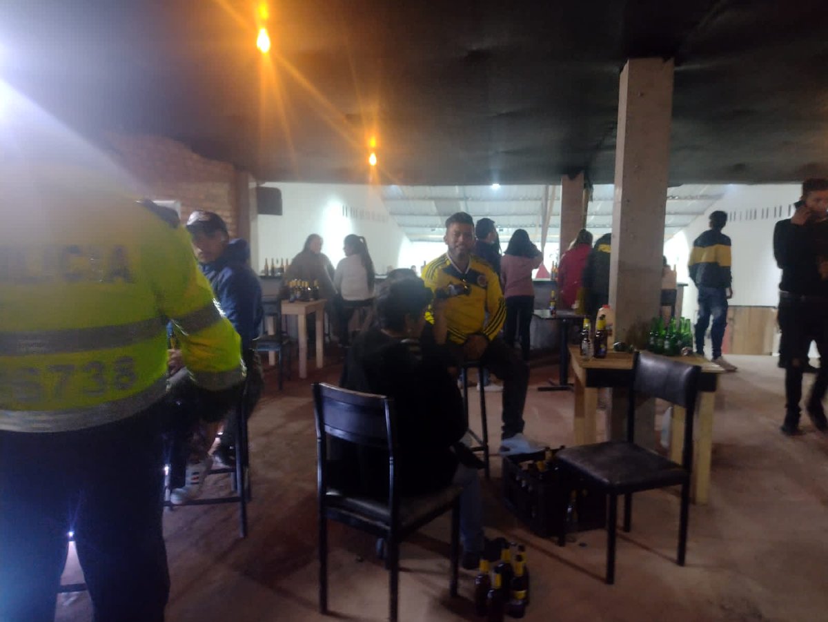 PoliciaMTunja's tweet photo. Durante la madrugada de hoy en el municipio de #Motavita acompañamos el cierre de los establecimientos de venta y consumo de bebidas embriagantes, desde la #METUN agradecemos el buen comportamiento por parte de la ciudadanía. #EsUnHonorSerPolicía https://t.co/pb9vwsVQUB