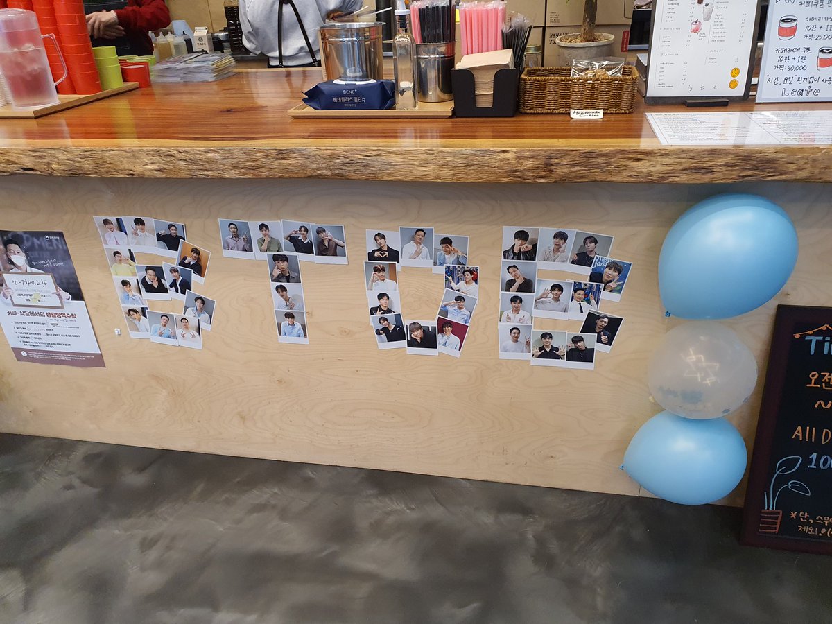 bluemall0w's tweet photo. <생일카페 방문기 1>
주말에 잠시 출근했다가 정리되자마자 방문한 엘카페! 전시되어 있는 그림들 하나하나 너무 예쁘고ㅠㅠ 리유저블 컵이라서 너무 좋았어요!! 감사합니다💙
#비투비와_함께하는_10번째_노래
#비투비_멜로디_우리_함께_노래해 https://t.co/SF8QBeqiXt