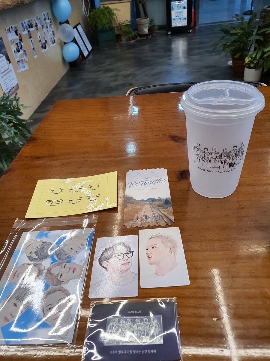 bluemall0w's tweet photo. <생일카페 방문기 1>
주말에 잠시 출근했다가 정리되자마자 방문한 엘카페! 전시되어 있는 그림들 하나하나 너무 예쁘고ㅠㅠ 리유저블 컵이라서 너무 좋았어요!! 감사합니다💙
#비투비와_함께하는_10번째_노래
#비투비_멜로디_우리_함께_노래해 https://t.co/SF8QBeqiXt