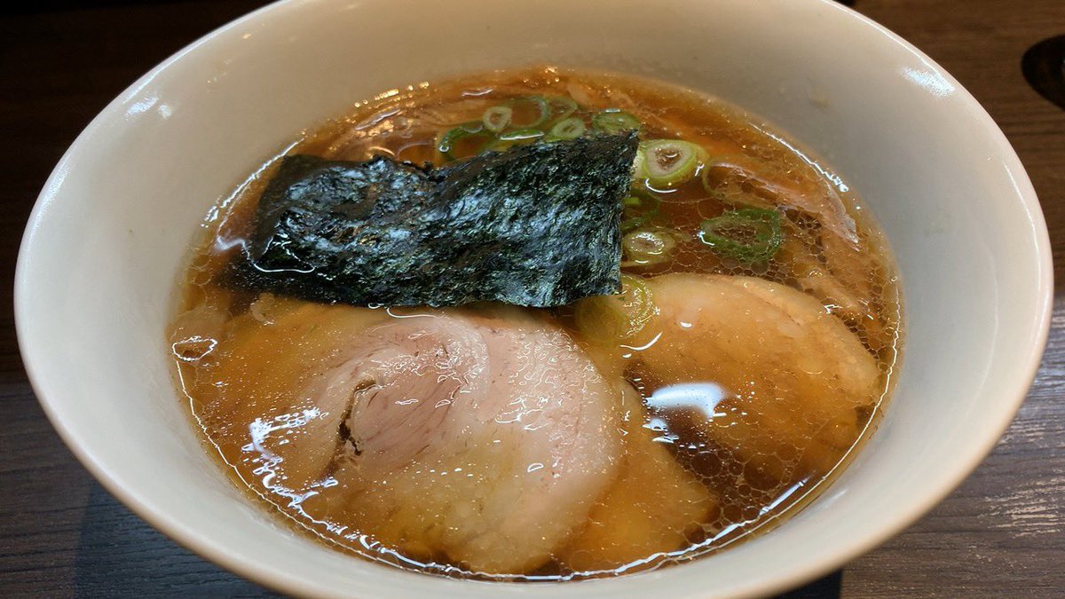 RIZUREI's tweet photo. #支那そばや@戸塚
醤油らぁ麺
カエシが主張し過ぎない絶妙なバランスで出汁の旨味を確り味わえるスープ。小麦感ありシットリしなやかで啜り心地好くコシもある細麺。風味が好い葱に脂身程よくジューシーな豚バラチャーシュー。シンプルだが相変わらずスープ麺具材の三位一体で高次元の王道醤油な一杯。 https://t.co/rYVVbjIhg9