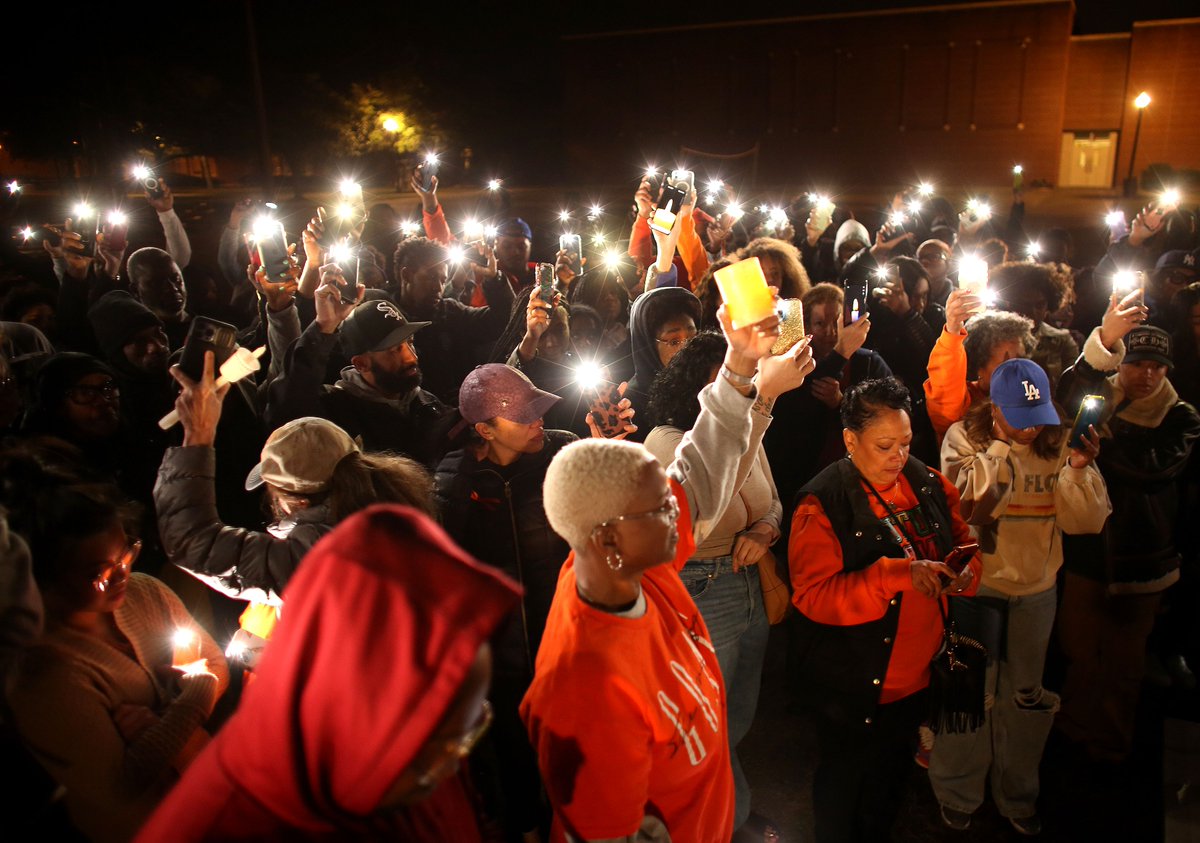 virginianpilot's tweet photo. Scores of family members and friends gathered at Granby High School Sunday night to honor 25-year-old Sierra Jenkins, who was fatally shot early Saturday.

The prevailing message: "Stop the violence."
https://t.co/0rwem6i2va

(📸: Stephen M. Katz/The Virginian-Pilot) https://t.co/478T1U9uAN
