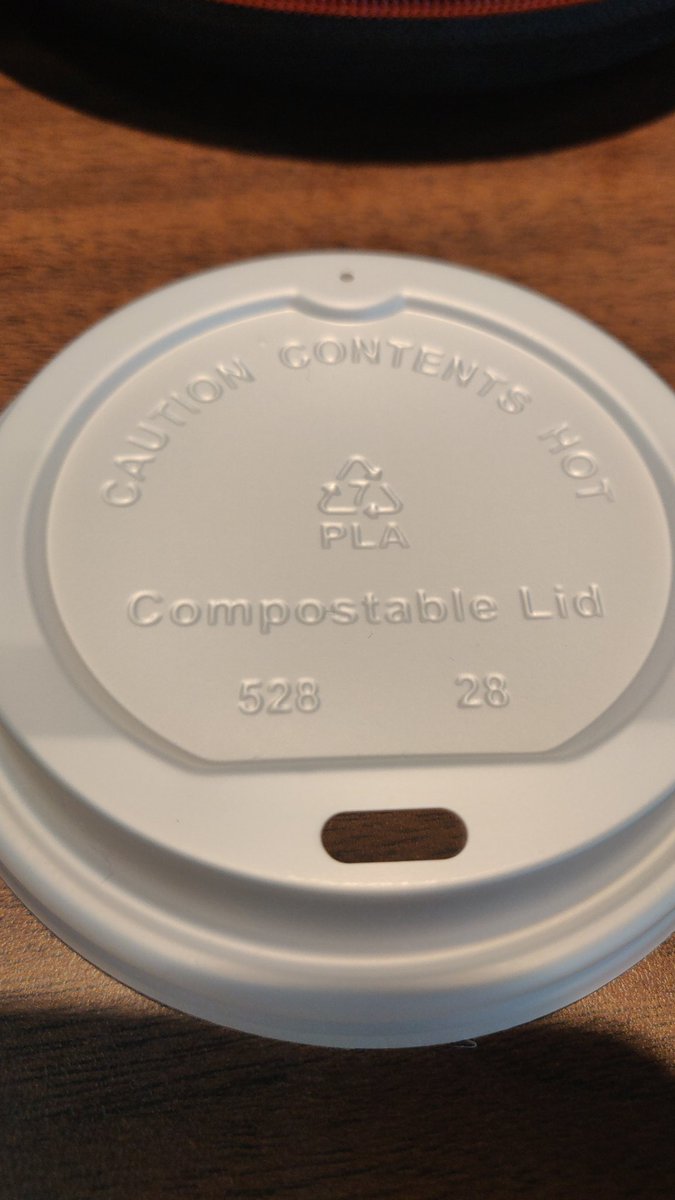 tomascosky's tweet photo. Una empresa que ocupa como nombre "Compostable", pero la tapa es de plástico #7 
@inapichile esto debería estar prohibido por la inscripción de nombre de la empresa ya que lleva a confundir al consumidor
@MMAChile @ReporteSos 
Esta tapa la he visto en @CafeBritt y @ProntoCopec https://t.co/X3E8lycfja