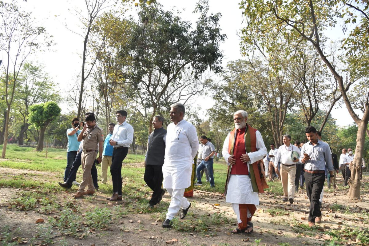 byadavbjp's tweet photo. Celebrated #InternationalDayofForests at National Zoological Park with plantation of 75 saplings with team @moefcc to commemorate 75 yrs of Indian Independence.

I appeal to all, especially my young friends, to come forward and contribute towards forest conservation. https://t.co/DlVH6KcAcS
