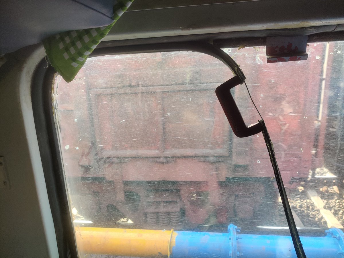 saketdixit2's tweet photo. Travelling in 2AC @RailMinIndia
@EasternRailway 
Train No 19038 Coach - A1 seat no 45 https://t.co/8FoZVwR1dL