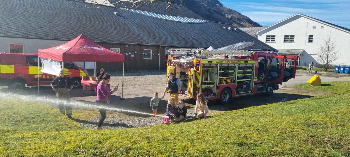 wingnut415's tweet photo. Partnership community engagements this week in Kinlochleven and Fort William . SFRS supporting a local initiative of a Health and Wellbeing day and a Lochaber careers fair. Great weather which was fantastic. Good to be out delivering community safety and meeting the public. 👍 https://t.co/5bBqciJDh7
