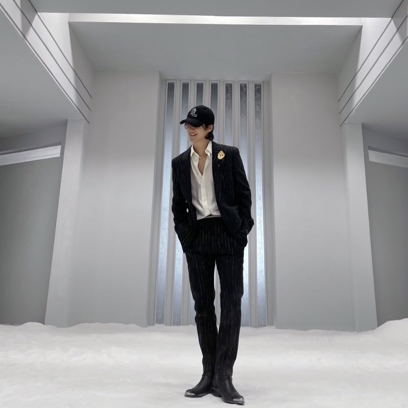 darkgreyballoon's tweet photo. gonna lie to people saying that dongwoon is 4th gen idol 🤣 https://t.co/aIWHzzlxQ5