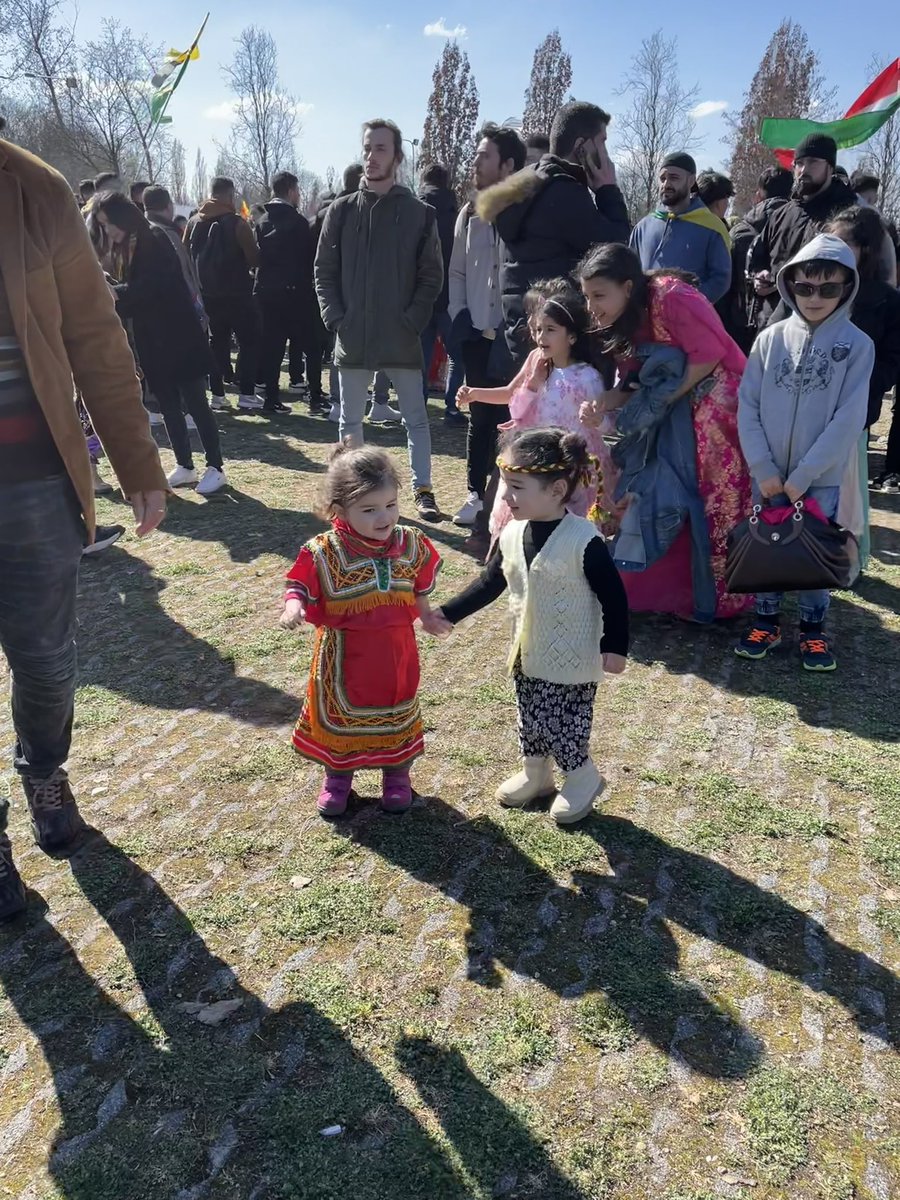 rojj02's tweet photo. İki yaşındaydık Newroz var dediler gerekeni yaptık 💚♥️💛#Newroz #NewrozPirozBe https://t.co/nVJYQNRF7x