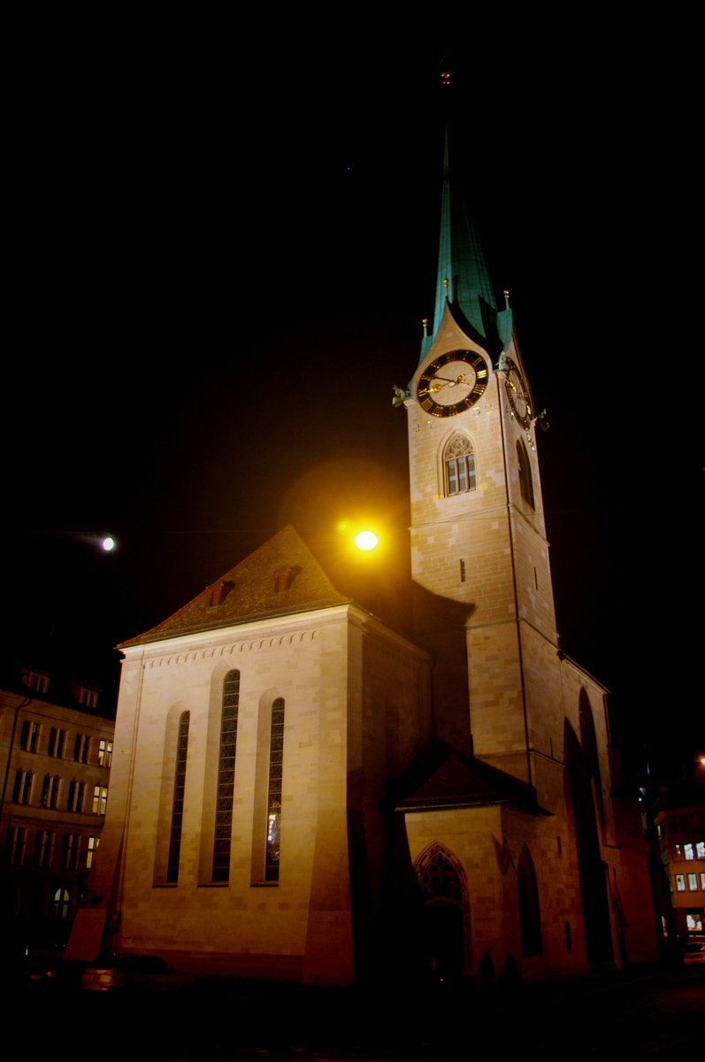 チューリッヒの夜のフラウミュンスター(聖母聖堂)🇨🇭 青緑色の屋根をもつ細身のスラッとした時計塔が印象的です⛪️