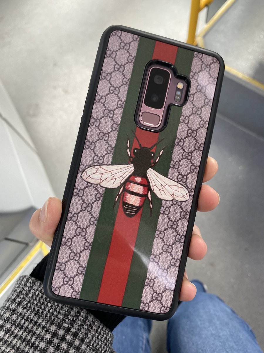 juliaoojeda1's tweet photo. Hola! Me encontré este teléfono en la guagua amarilla 672 línea 11 a las 12:40 dirección Teatro. Estaba en uno de los asientos de personas con movilidad reducida. Se lo he dado al chófer y el dueño podrá ir a buscarlo al Teatro. Difundan porfi‼️ @GuaguasLPA https://t.co/vxnoryp5C6