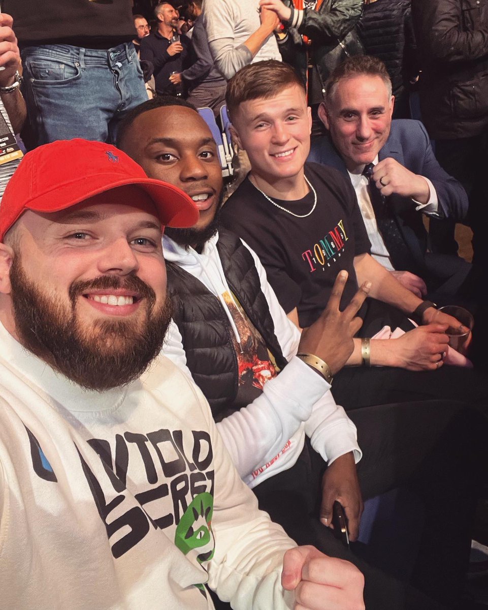 LukeKnight93's tweet image. #UFCLondon w/ the champs.