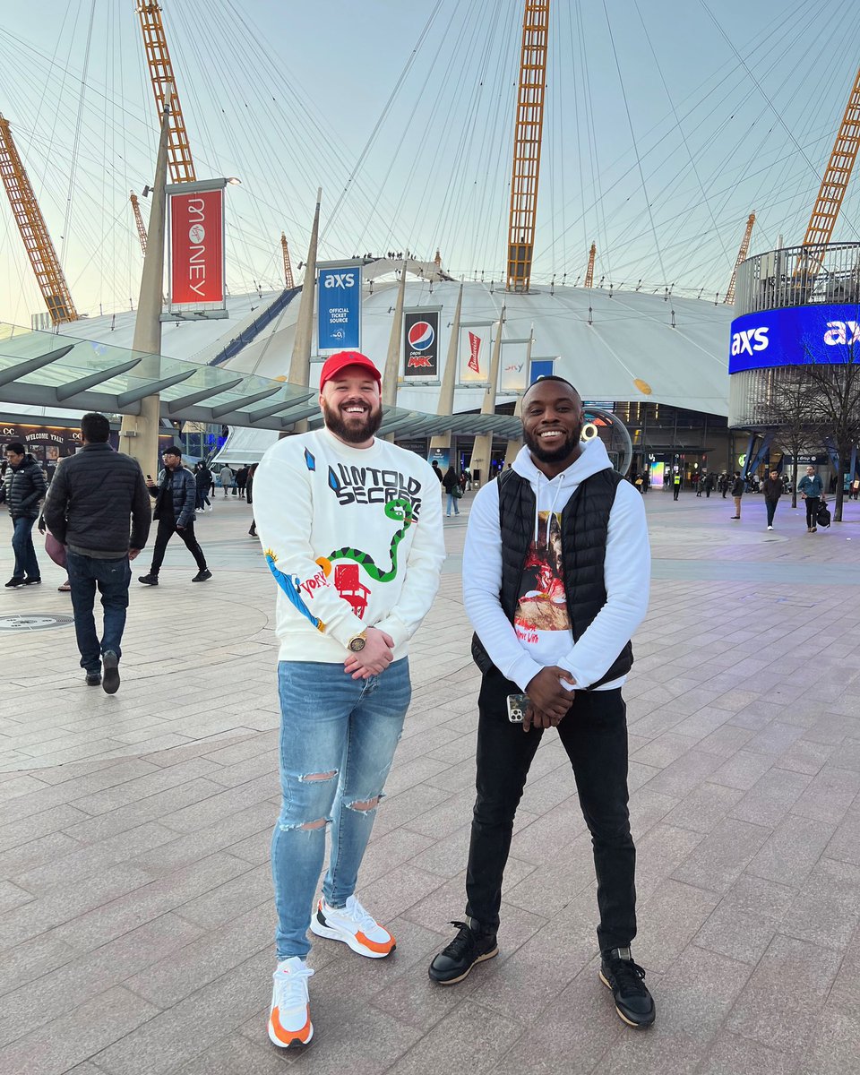 LukeKnight93's tweet image. #UFCLondon w/ the champs.
