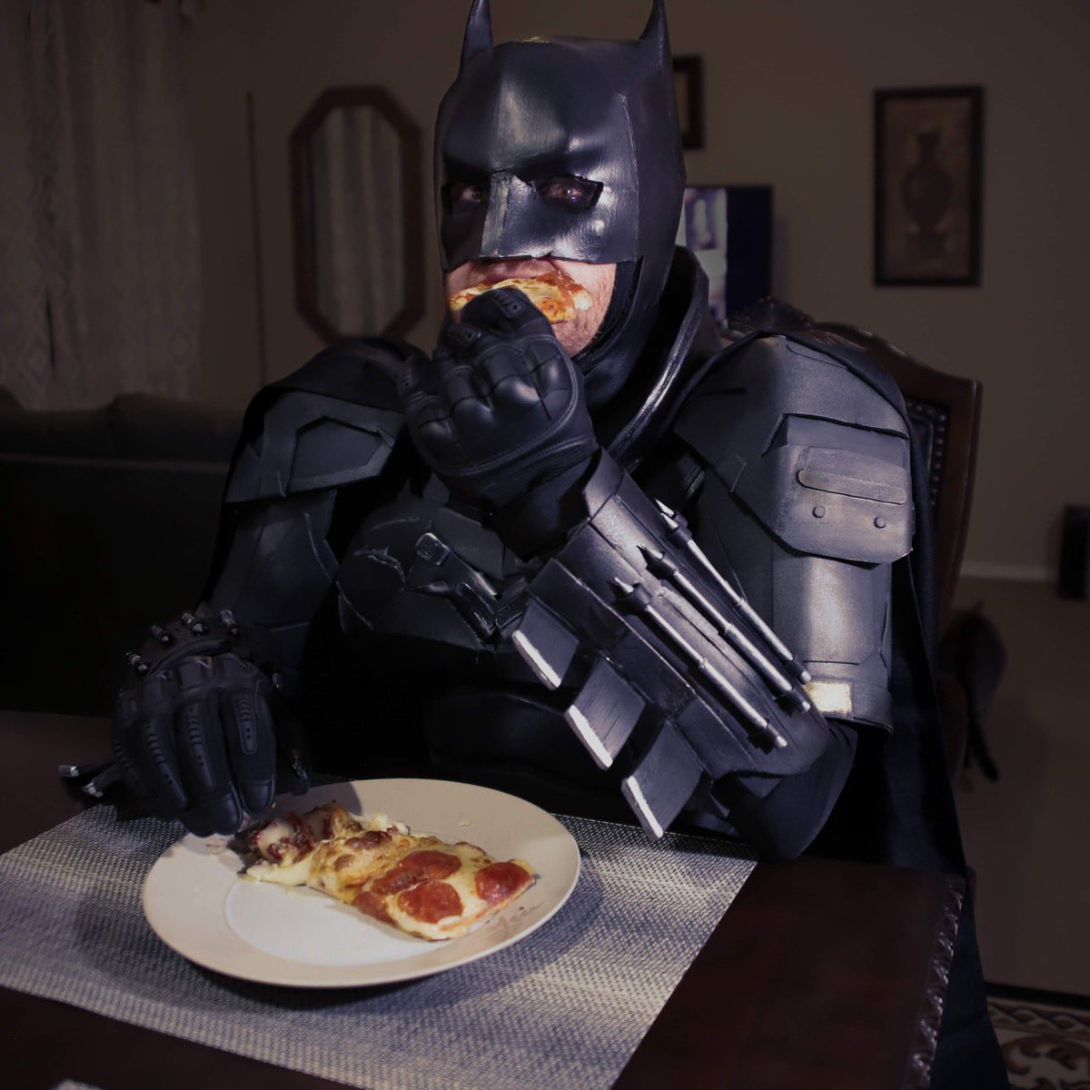 mcremnant's tweet photo. I tried the @littlecaesars @TheBatman Calzony today. It’s delicious, but there’s only one real way to eat it.
#Batman #littlecaesars #TheBatmanMovie #TheBatman #batmancalzony #calzony https://t.co/uQibrBl1nY