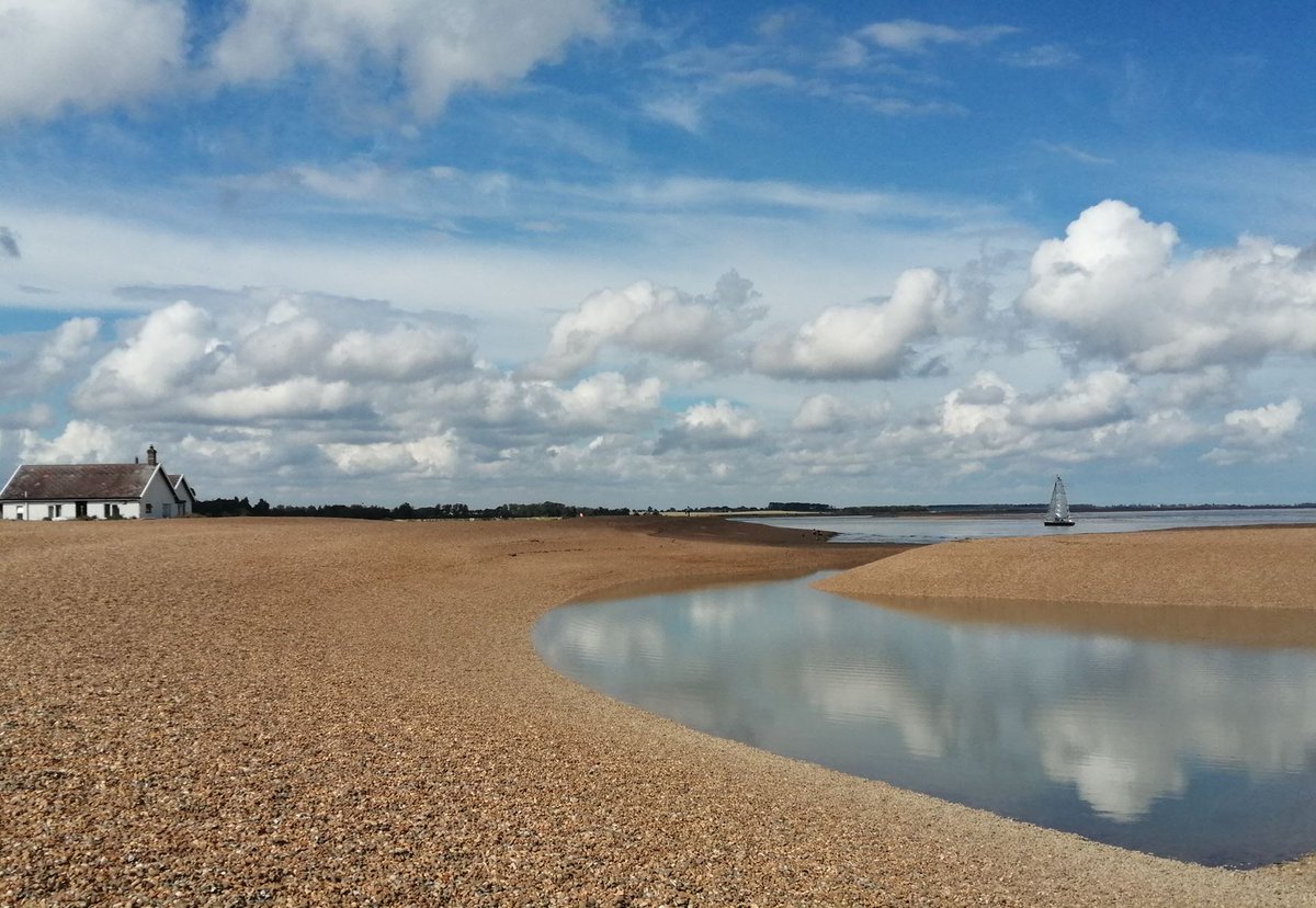 Happy Monday! Living on The Suffolk Coast is plain sailing... ⛵️

📷(c) Sandra Calcraft

#mondayinspiration #shinglestreet #suffolkcoast