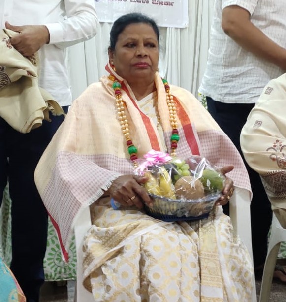 TaarasCoalition's tweet photo. We wish to congratulate our leader Smt. Pushpalatha, Founder Director of Swathi Mahila Sangha for receiving Women Achievers Award - 2022 from Govt of Karnataka. We thank @drashwathcn Minister of Higher Education. GOK.
#InternationalWomensDay2022 
#Communitystrengthening https://t.co/br0maMtvTz