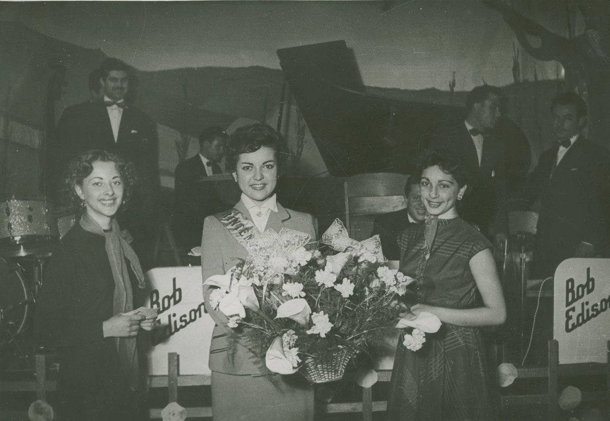 ToulouseArchive's tweet photo. 21.03.1953 : #Élection de Miss #Printemps💐 @Toulouse au Ramier. Après un joyeux #tapissage dans un #décor angélique👼, les #votes sont clos. Félicitons chaleureusement la gagnante👑 et ses 2 dauphines
#UsualSuspects #SacreDuPrintemps
📸Clichés #ÉmileGodefroy, 19Fi795 et 19Fi798 https://t.co/OwguHyhgV5