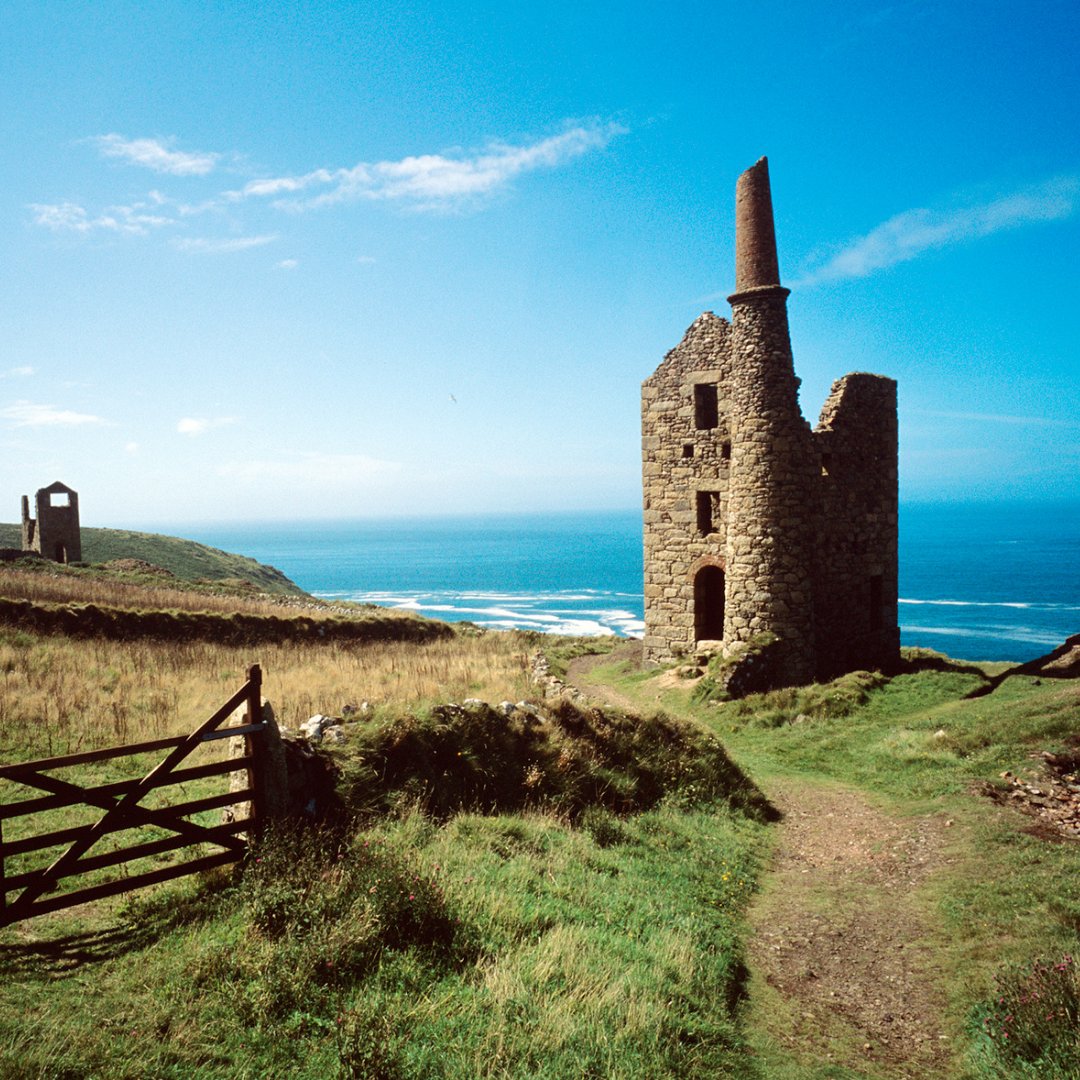 FalHolidayHomes's tweet image. Do you know or have you ever tried to learn any of the #CornishLanguage?

Here are a few phrases if you are interested in learning👇

Hello - Dydh da

Good bye - Duw genes

Thank you - Meur ras