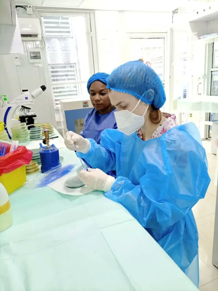 LSHTM_EHG's tweet photo. The team at @Inrb_goma welcomed EHG's @pseudoclo to the bacteriology lab to help with cholera sample culturing for ongoing impact evaluation of the oral cholera vaccine #OCV in Uvira, DRC.
#microbiology #cholera #WASHtwitter https://t.co/E4JRDLaMbO