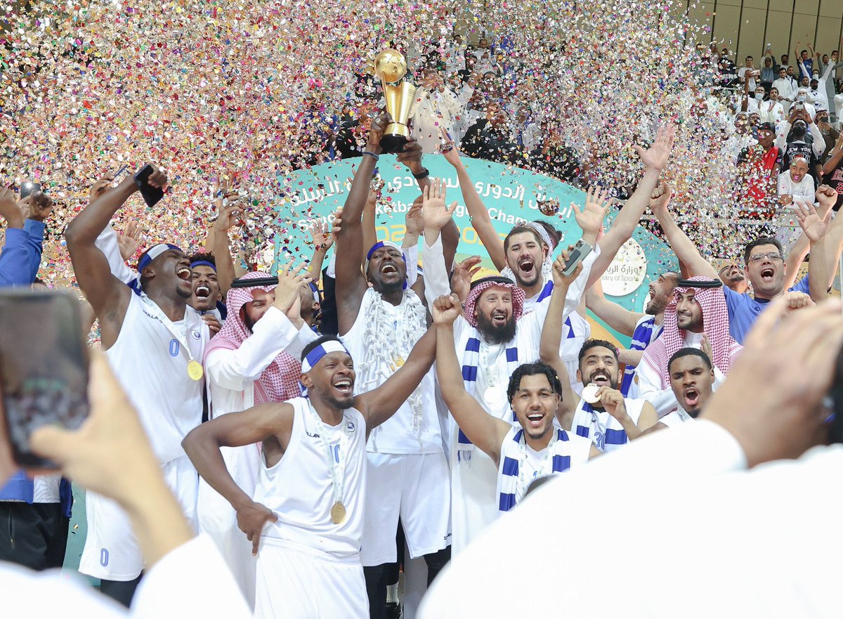 MO_0096's tweet photo. @w59rn @MnbrAlhilal مدري والله مين الي لقم 😂😂😂💙 https://t.co/RvZinQCwCP