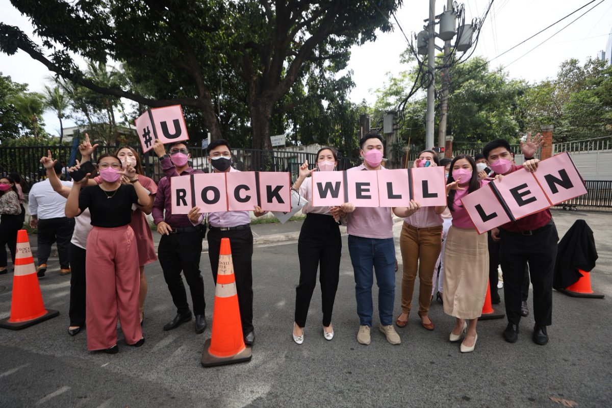 ABSCBNNews's tweet photo. LOOK: VP Leni Robredo was greeted with cheers from Kakampink supporters as she passed by Rockwell Drive in Makati City earlier today. 
📷 Courtesy of VP Leni Media Bureau | via @adrianayalin  https://t.co/qXhECRVa9a