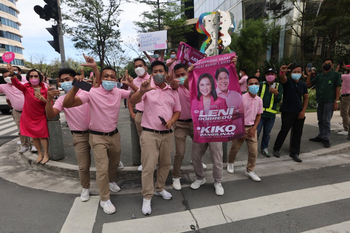 ABSCBNNews's tweet photo. LOOK: VP Leni Robredo was greeted with cheers from Kakampink supporters as she passed by Rockwell Drive in Makati City earlier today. 
📷 Courtesy of VP Leni Media Bureau | via @adrianayalin  https://t.co/qXhECRVa9a