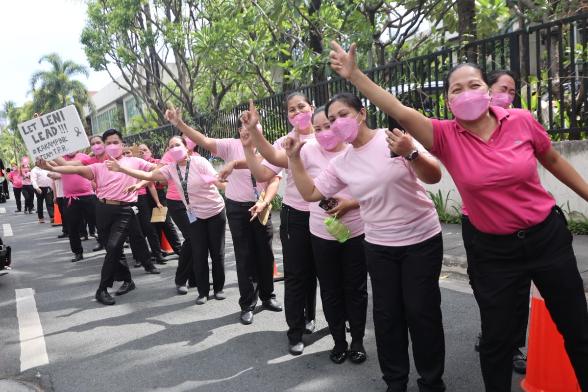 ABSCBNNews's tweet photo. LOOK: VP Leni Robredo was greeted with cheers from Kakampink supporters as she passed by Rockwell Drive in Makati City earlier today. 
📷 Courtesy of VP Leni Media Bureau | via @adrianayalin  https://t.co/qXhECRVa9a