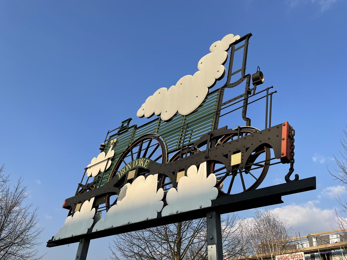 EssexHebridean's tweet photo. We did a bit more #UndergroundOverground yesterday - a spur of the moment to walk Shepherd’s Bush > Ealing Broadway on the Central - some really interesting areas to walk through, and the cutest little station building at East Acton! https://t.co/dNCAETvqCn