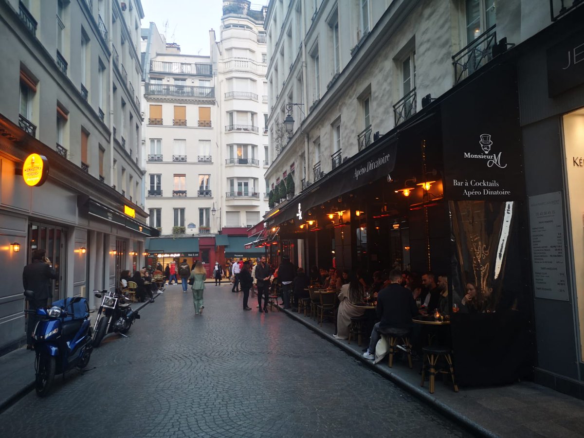 Remarqueanodine's tweet photo. #Terrasses Mon père, 80 ans, percuté samedi 19/3 par 1 voiture #RueMandar. Il marchait sur la route car les trottoirs sont 100% occupés par les bars "Manhattn's Burgers", "café du centre", "Monsieur M". Heureusement, + de peur que de mal. 😱@ArielWeilT
@VeroLevieux @cdqhbm https://t.co/BWSepkZ7SS