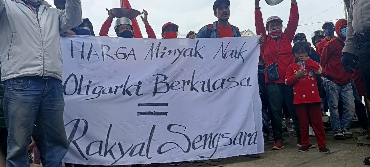 Ginturaja's tweet photo. Alat dapur di Bunyikan Bentuk Peringatan Mahalnya Minyak Goreng. 
Pramoedyaanantatoer bilang : 
Apa bisa diharapkan dari mereka yang hanya bercita-cita jadi pejabat negeri, sebagai apa pun, yang hidupnya hanya penantian datangnya gaji?"
#MinyakGoreng #minyakgorengmahal https://t.co/BEHaROfuCw