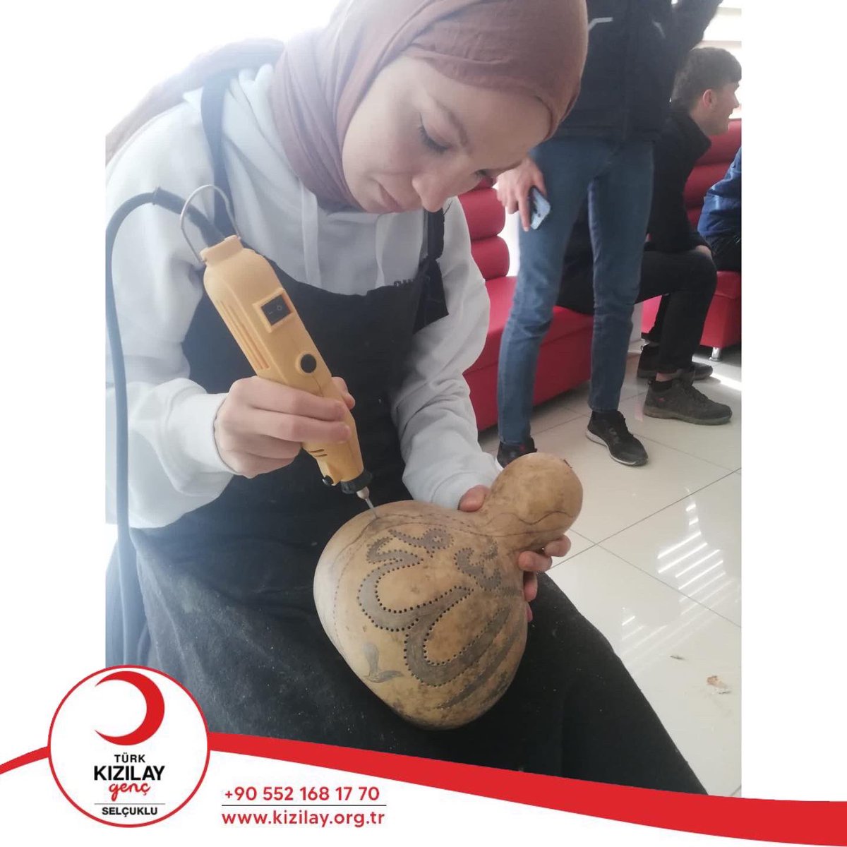 Genç Kızılay Selçuklu olarak Su Kabağı Sanatı etkinliği gerçekleştirdik. Anadolu insanının asırlarca kullandığı rengarenk su kabağı ürünlerini harika bir şekilde tasarladık. Gönüllülerimizle birlikte eğitici ve keyifli vakitler geçirdik. <a href="/Kizilay/">Türk Kızılay</a> <a href="/genckizilay/">Genç Kızılay</a> <a href="/kizilayselcuklu/">Kızılay Selçuklu</a>