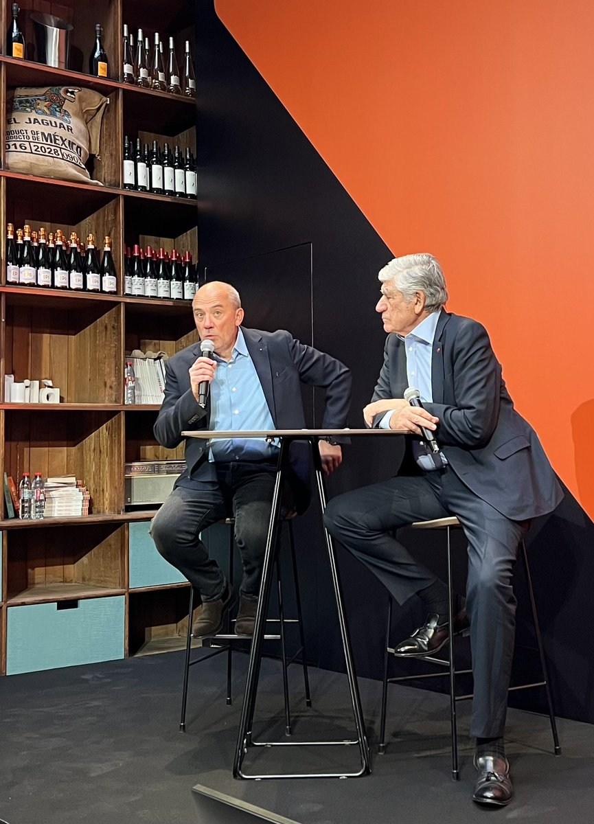 BeaMandine's tweet photo. Quand l’événementiel rencontre la techno, @PublicisGroupe et @orange donnent naissance à #Voilà (@EventsVoila) ! « La rencontre du saltimbanque et du géomètre 😉 » dixit @srichard  poke @gsirvenvienot @agathebousquet #quellebellejournee https://t.co/Q2DaupLPhB