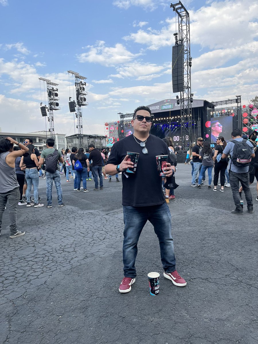 abuelo76's tweet photo. .@vivelatino #VL22 #RockStar https://t.co/m9n9NgsRlb